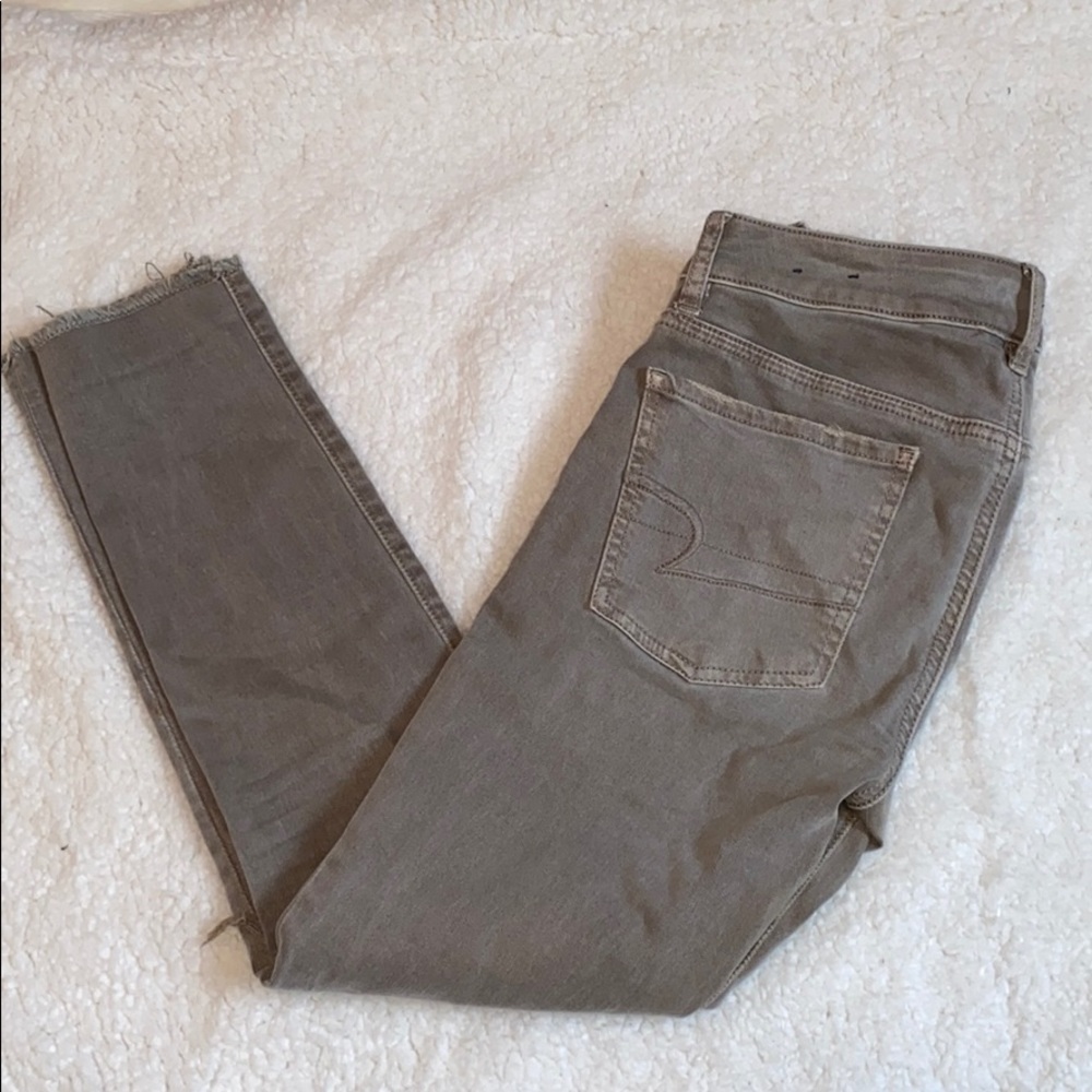 AE Women’s Lightwash Denim Jeans